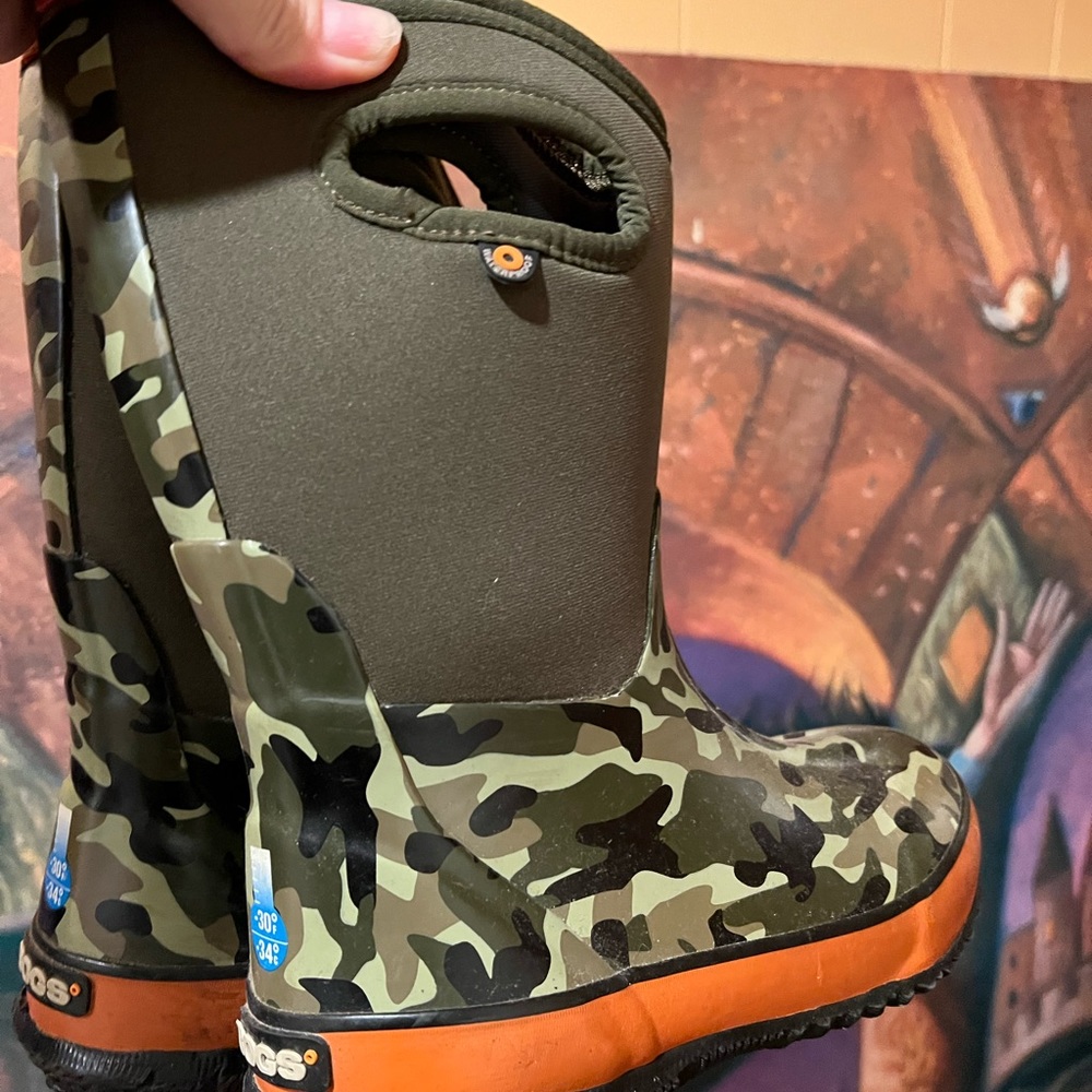 Bogs kids boots rain or snow size 1 camo